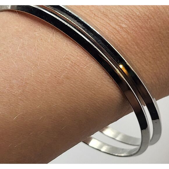 Set of 2 Silvertone Bangle Bracelets 2.5in dia - Picture 1 of 2
